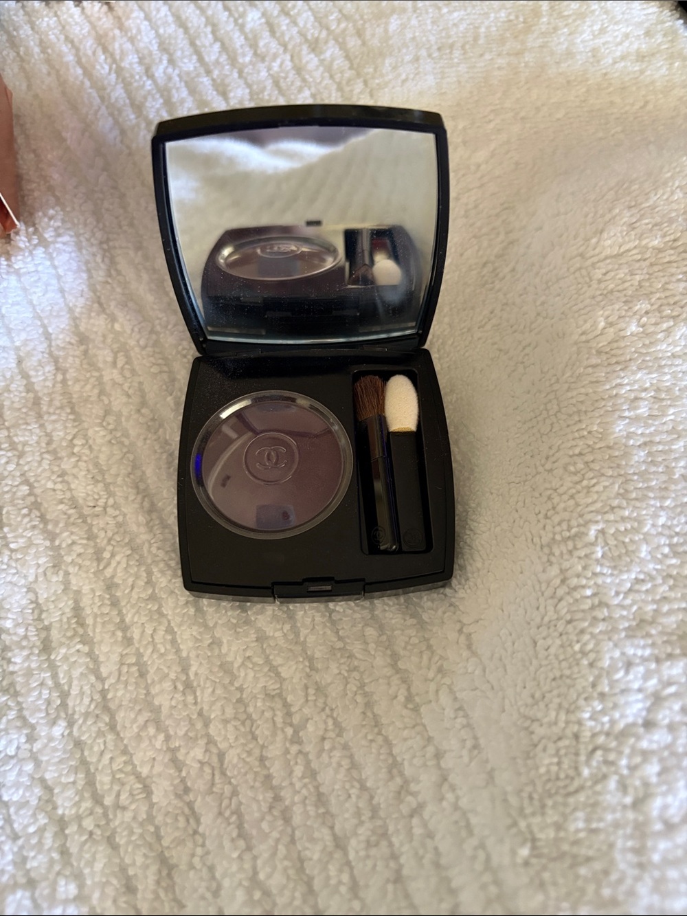 CHANEL Single Eyeshadow in Deep Violet with Dual Applicators